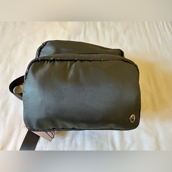 BearPaw Green Belt Bag - Picture 8 of 10